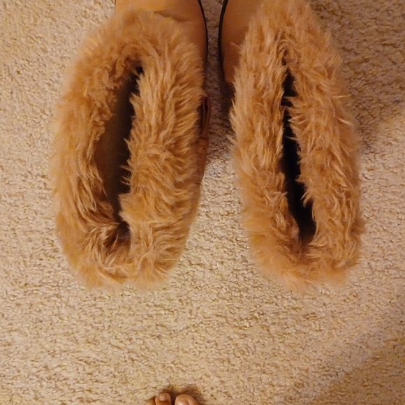 Size 9 tan colored fur boots with a bow - Picture 4 of 4